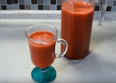 Gătit suc de fructe din coacăză neagră congelată conform rețetei cu o fotografie.