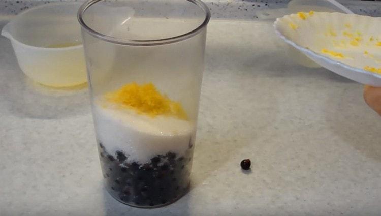 En un bol de liquadora, poseu les baies, la ratlladura de llimona, el sucre.