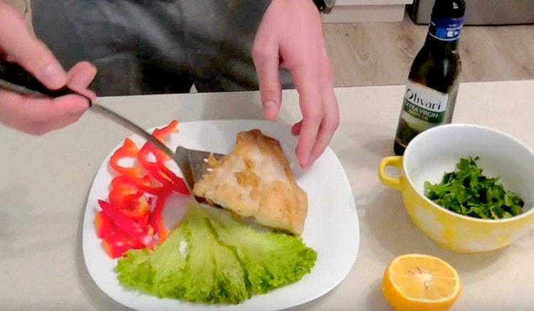 Nous répandons la langue de la mer près des légumes.