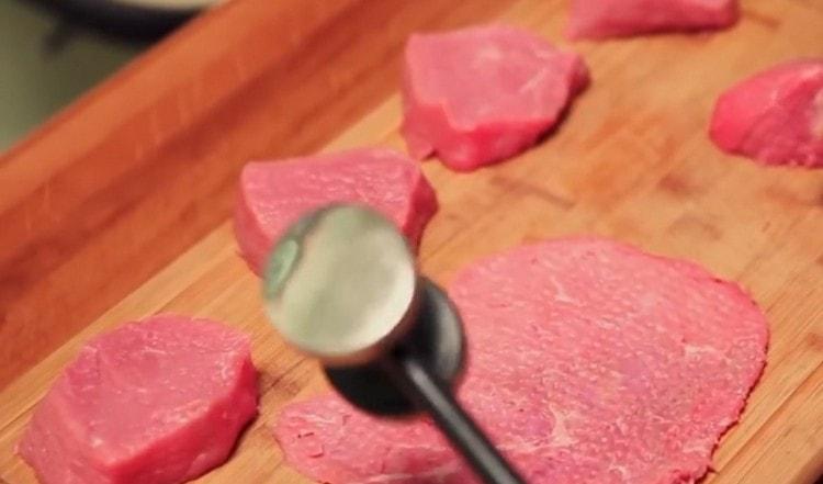 Отбиваме месото.