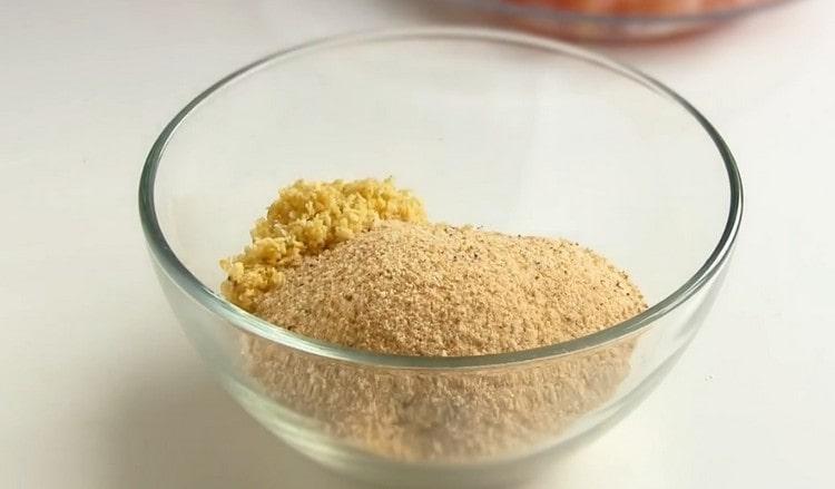 Afegir el pa ratllat a les patates fregides.