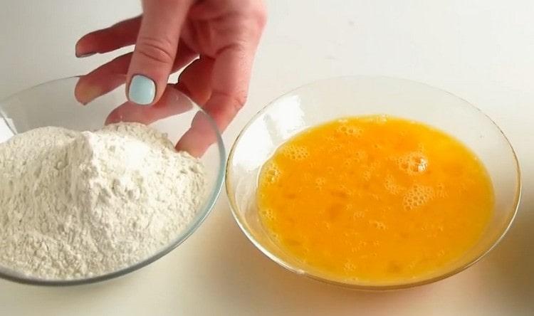 També preparem un bol amb farina.