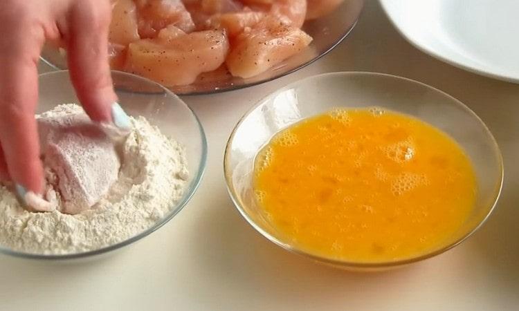 Enrotlla cada tros de carn primer en farina.