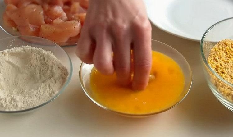 Després de la farina enviem la carn a la massa dels ous