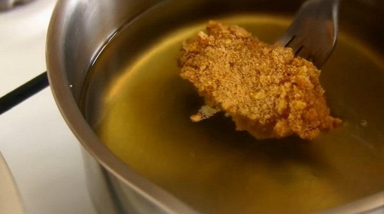 Baixeu suaument la peça amb una forquilla a l'oli vegetal calent, ha de cobrir completament la carn.