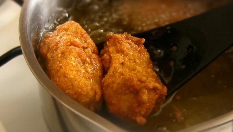 Fregiu la carn fins que estigui daurada.