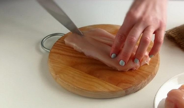 Talleu el pollastre per la meitat.