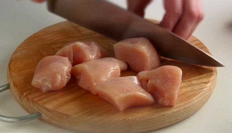 Talleu cada meitat de la carn a trossos petits.