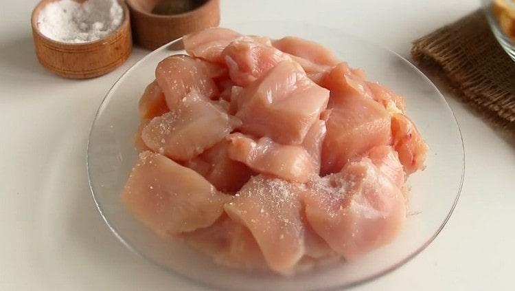 Sal a rodanxes de carn al gust.