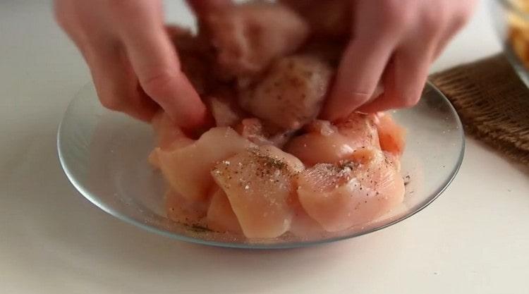 Barregeu bé la carn i deixeu-la marinar.