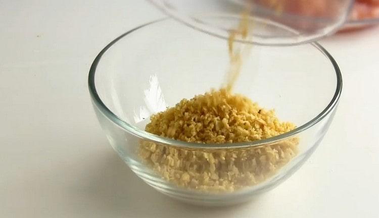 Tritureu les patates fregides regularment a la molla.