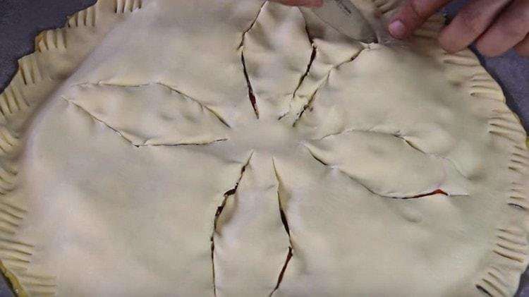 על העוגה תוכלו להכין חורים ליציאת אדים בצורה של קישוט.