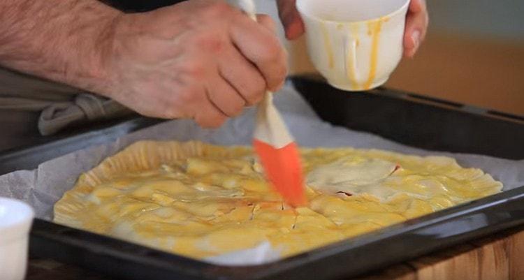 לפני השליחה לתנור, יש לשמן את העוגה בחלמון מוקצף.