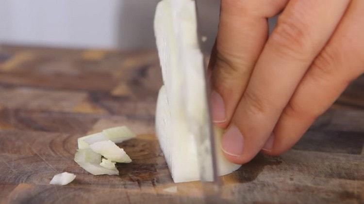 קוצצים דק את הבצל.