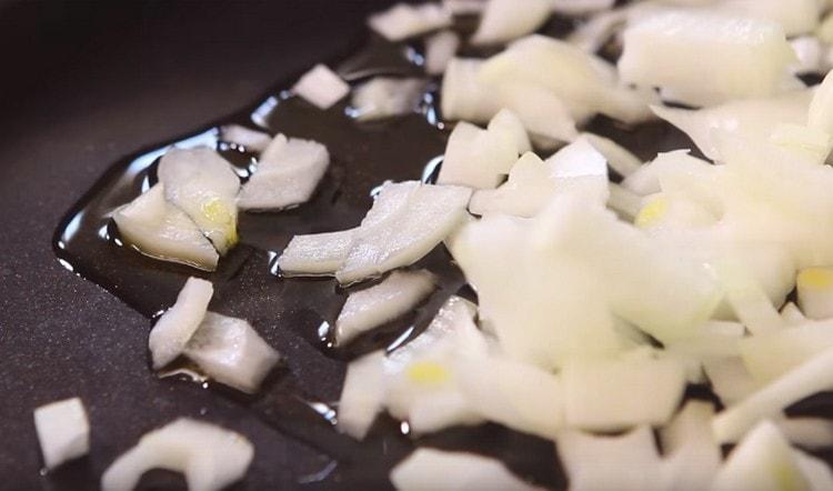 שים את הבצל בתבנית עם שמן צמחי.