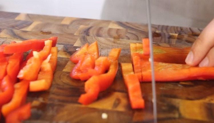 פלפל בולגרי חתוך למקלות קטנים.