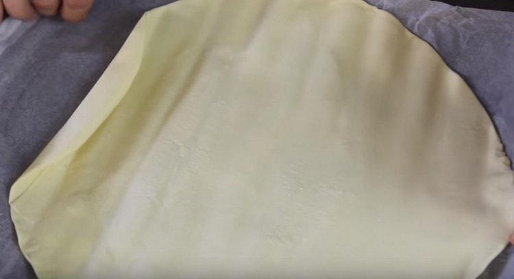 על תבנית אפייה הנחנו יריעת בצק עלים מוגמר.