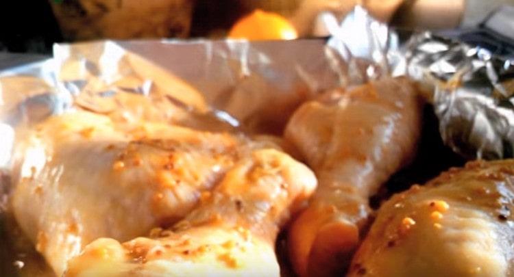 Canviem les cames cap a una fulla de forn recoberta de paper.