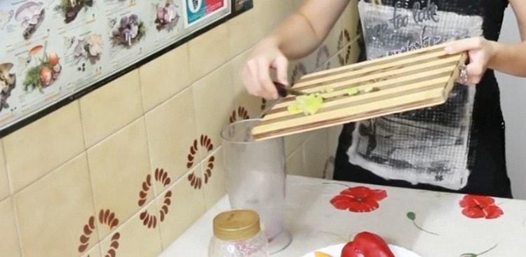 Adăugați țelina tocată în dovleac.