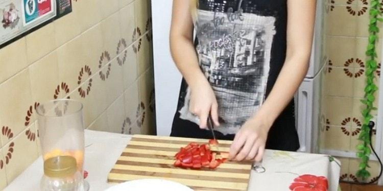 Taiem ardeii clopot în bucăți și îi adăugăm și la blender.