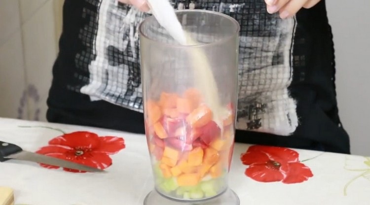 Imediat la legume se adaugă puțină făină de ovăz măcinată fin.