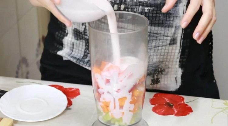 Se toarnă iaurt în vasul blenderului și se adaugă miere.