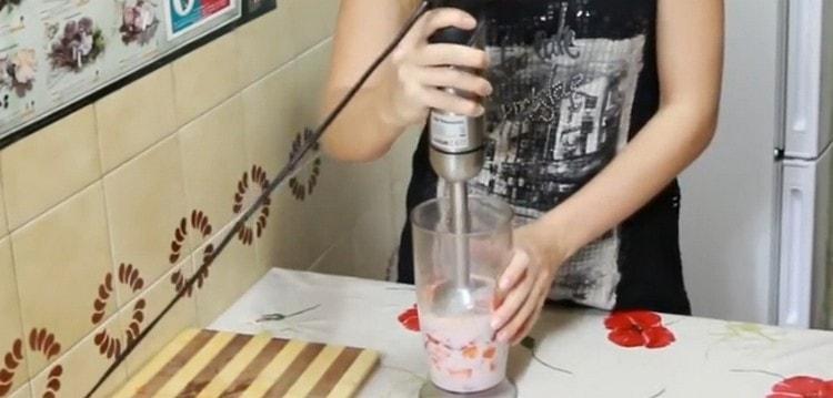 Întrerupem masa cu un blender submersibil până la netezire.