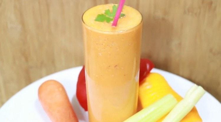 Serviți un smoothie de legume prin garnitura cu un fir de verdeață.