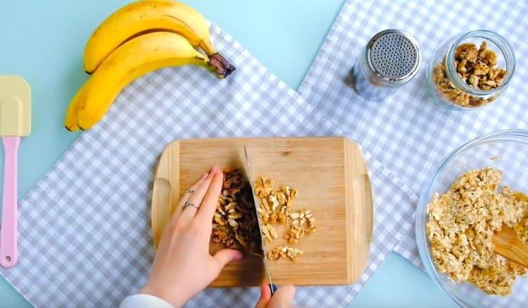 Vi hugger nødder med en kniv.