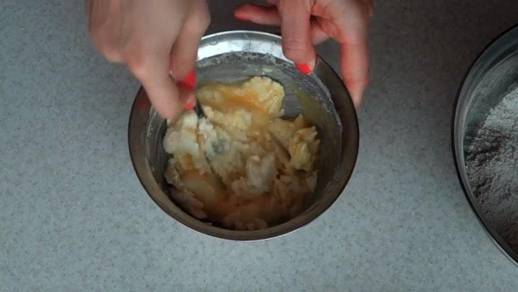 Die Masse erneut mit dem Ei mischen.