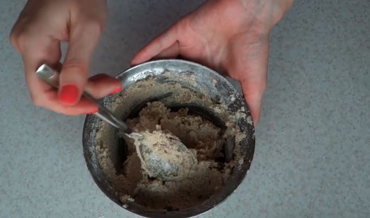 Der fertige Teig stellt sich als flüssig heraus, er muss in den Kühlschrank geschickt werden.