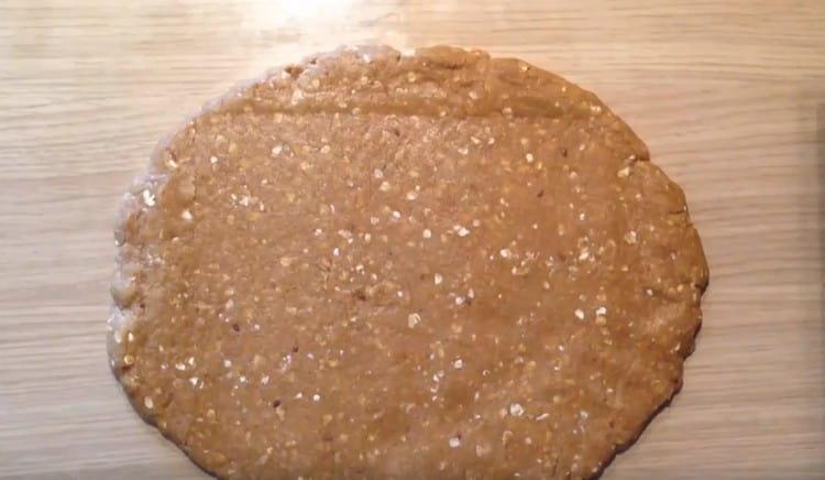 Разточете тестото на слой с дебелина 1 см.