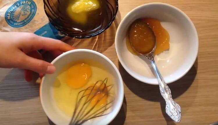 Разбийте леко яйцата.