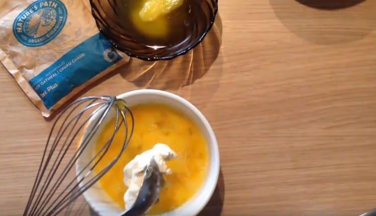 Добавете и заквасена сметана.