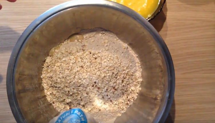 Добавете овесената каша, разбъркайте.