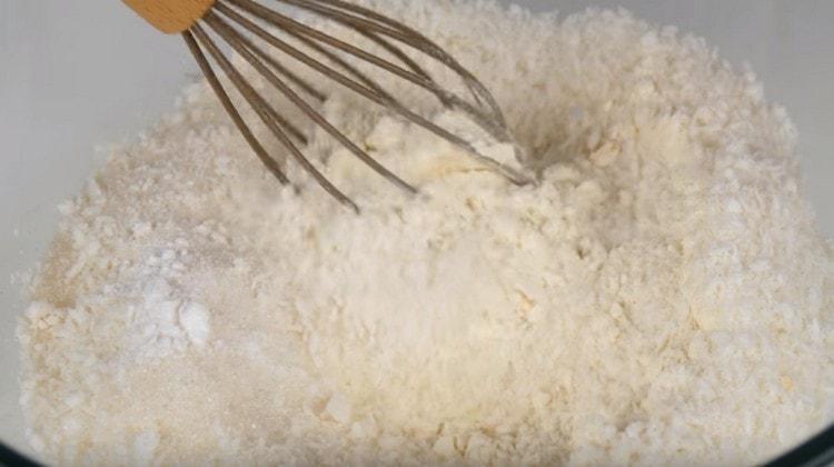 Bland de tørre ingredienser godt.