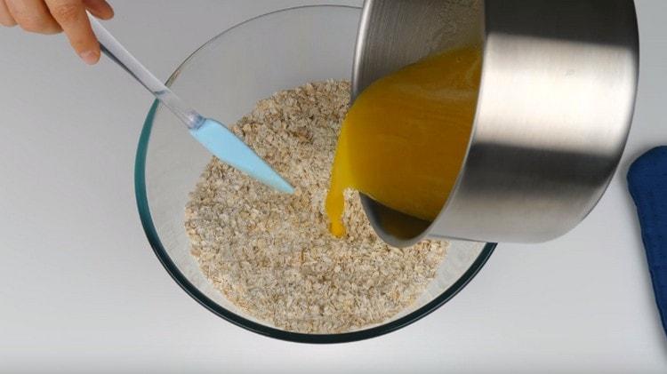 Vi tilsætter olie-honningblandingen til de tørre ingredienser og blander dejen.