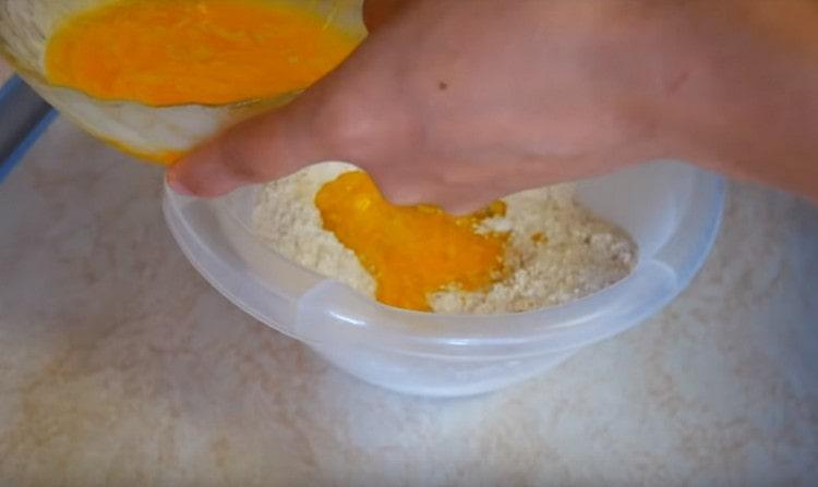 Tilsæt gradvis den flydende del til de tørre komponenter.