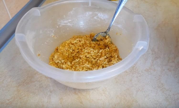 Den resulterende dej skal dækkes med klamfilm og sendes til køleskabet.