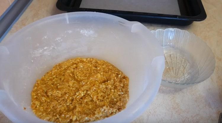 Forbered vand til at dyppe i ikke en ske.