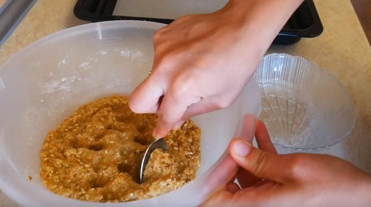 Vi henter dejen med en våd ske.