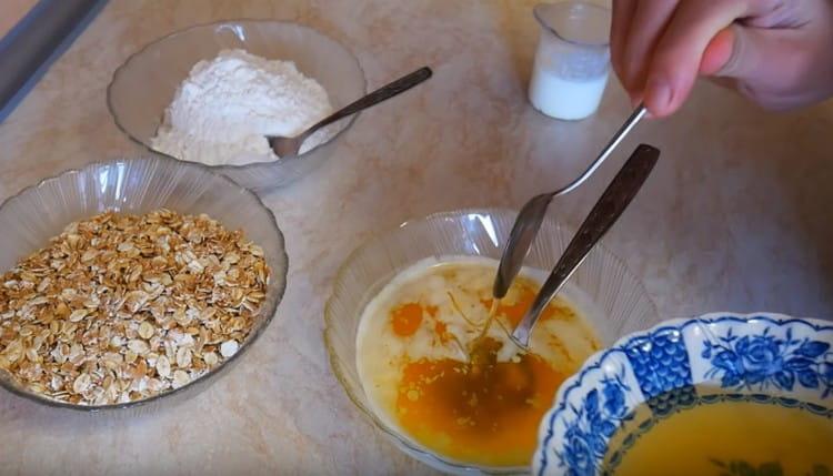 Tilsæt honning til olien.