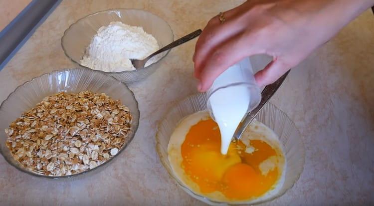 Derefter tilsættes kefir, æg og sodavand.