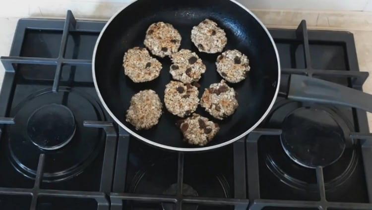 Обърнете бисквитката от другата страна и покрийте с капак.