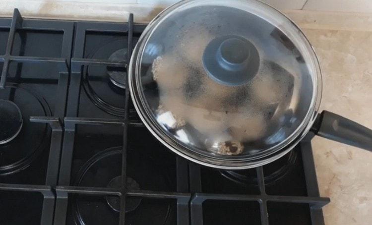 Бисквитките трябва да се държат още 10 минути под капака.