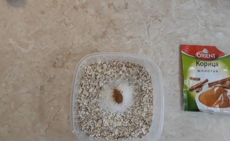 Добавете захар, канела към зърнените храни.