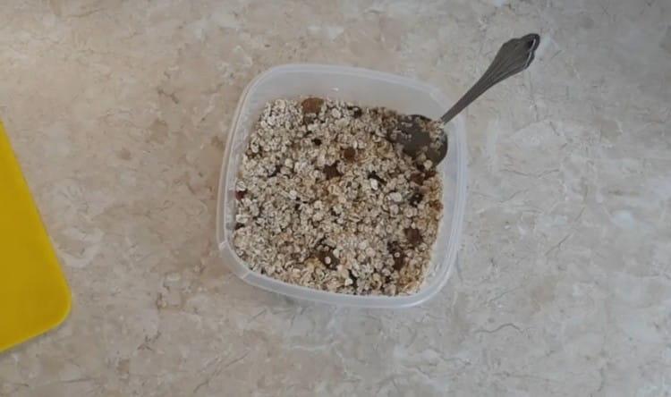 Смесете масата с лъжица.