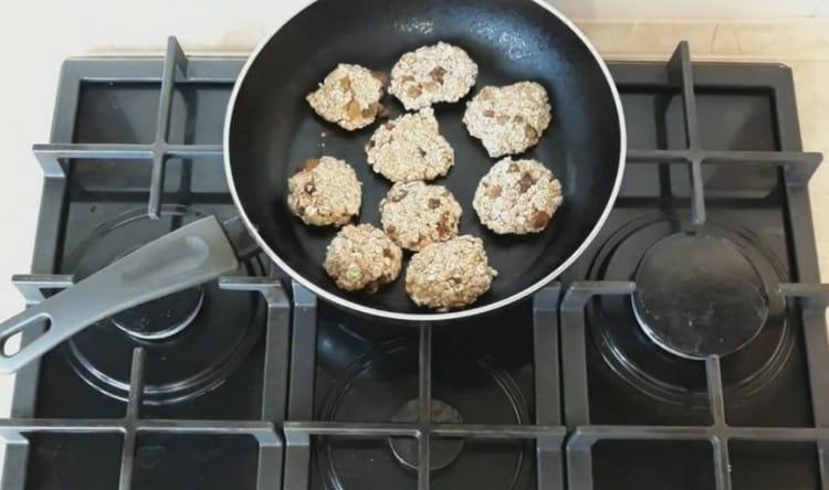 Загряваме сухата тава и поставяме заготовките върху нея.