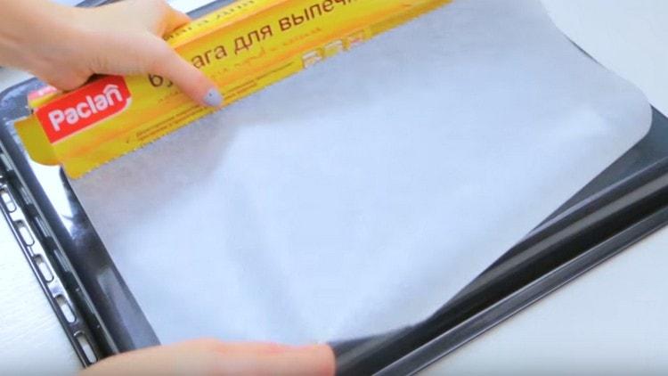 Покрийте листа за печене с хартия за печене.