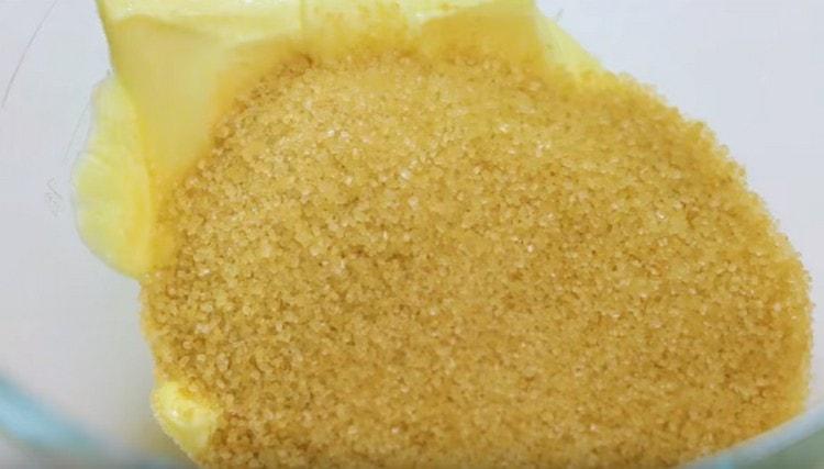 Добавете яйцето и захарта към маслото.